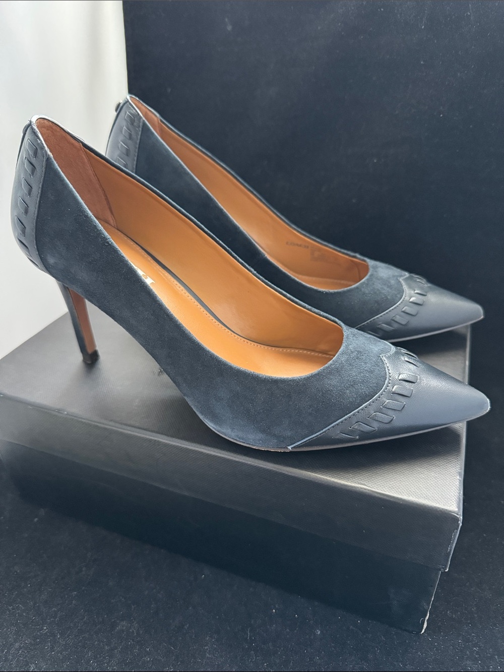 COACH Like NEW “Sophie” Suede & Leather Pointed Toe Pumps in Midnight Navy Sz 9M - Picture 3 of 10